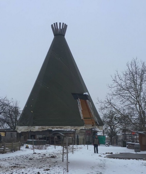 Lust am Leben schwebendes Tipi