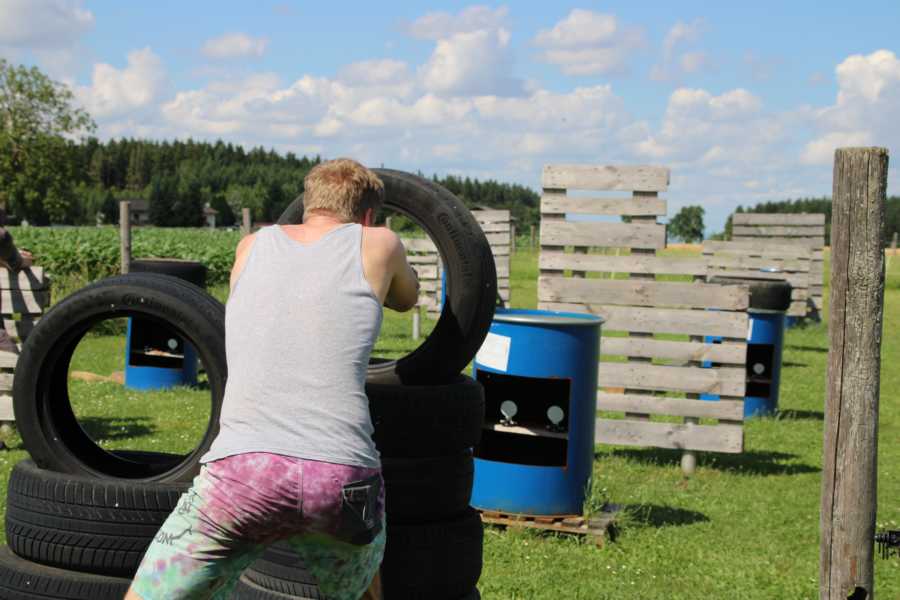 #FamilienSurvivalCamp, #SurvivalMitKindern, #OutdoorAbenteuer, #FamilienAbenteuer, #ZurückZurNatur, #LagerfeuerLiebe, #NaturErleben, Survival Training, #AbenteuerFürKinder, #WildnisCamp, #GemeinsamDraußen, #LebenInDerNatur, #DigitalDetox, #AbenteuerZeit, #KinderErlebenNatur