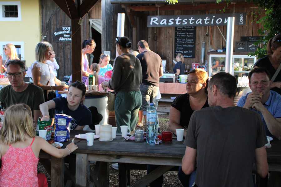 #FamilienSurvivalCamp, #SurvivalMitKindern, #OutdoorAbenteuer, #FamilienAbenteuer, #ZurückZurNatur, #LagerfeuerLiebe, #NaturErleben, Survival Training, #AbenteuerFürKinder, #WildnisCamp, #GemeinsamDraußen, #LebenInDerNatur, #DigitalDetox, #AbenteuerZeit, #KinderErlebenNatur