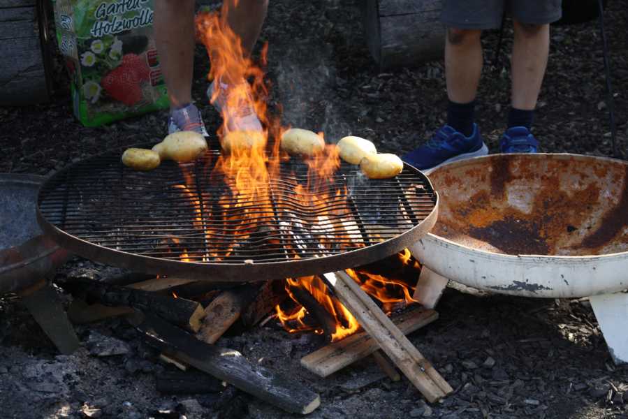 #FamilienSurvivalCamp, #SurvivalMitKindern, #OutdoorAbenteuer, #FamilienAbenteuer, #ZurückZurNatur, #LagerfeuerLiebe, #NaturErleben, Survival Training, #AbenteuerFürKinder, #WildnisCamp, #GemeinsamDraußen, #LebenInDerNatur, #DigitalDetox, #AbenteuerZeit, #KinderErlebenNatur
