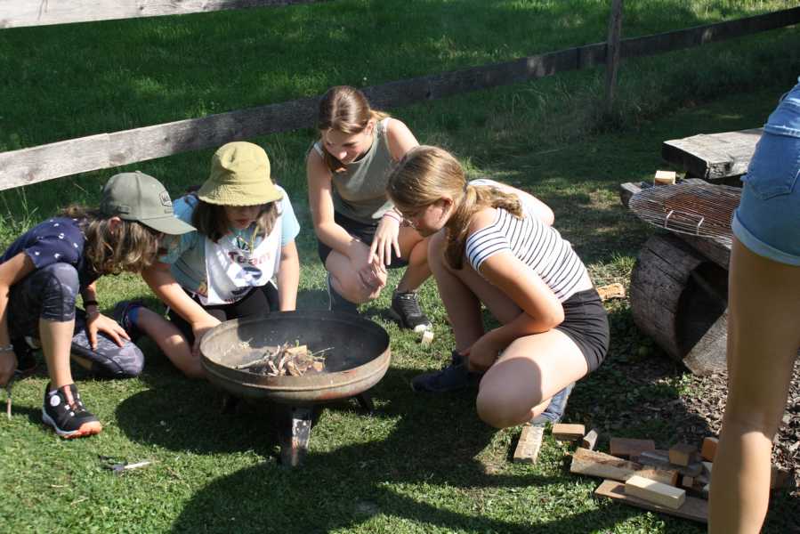 #FamilienSurvivalCamp, #SurvivalMitKindern, #OutdoorAbenteuer, #FamilienAbenteuer, #ZurückZurNatur, #LagerfeuerLiebe, #NaturErleben, Survival Training, #AbenteuerFürKinder, #WildnisCamp, #GemeinsamDraußen, #LebenInDerNatur, #DigitalDetox, #AbenteuerZeit, #KinderErlebenNatur