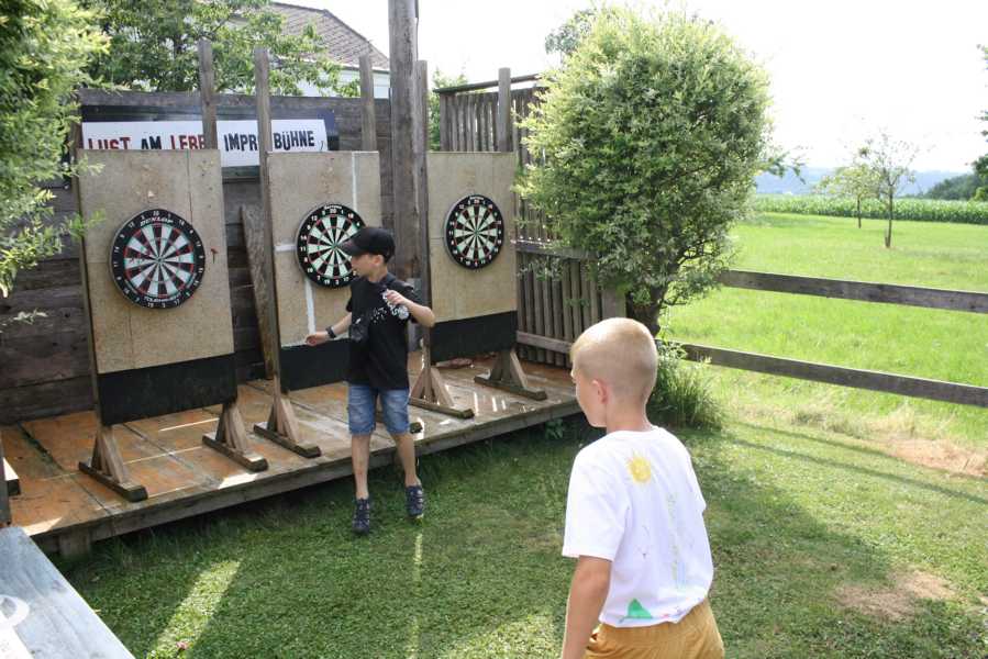 #FamilienSurvivalCamp, #SurvivalMitKindern, #OutdoorAbenteuer, #FamilienAbenteuer, #ZurückZurNatur, #LagerfeuerLiebe, #NaturErleben, Survival Training, #AbenteuerFürKinder, #WildnisCamp, #GemeinsamDraußen, #LebenInDerNatur, #DigitalDetox, #AbenteuerZeit, #KinderErlebenNatur