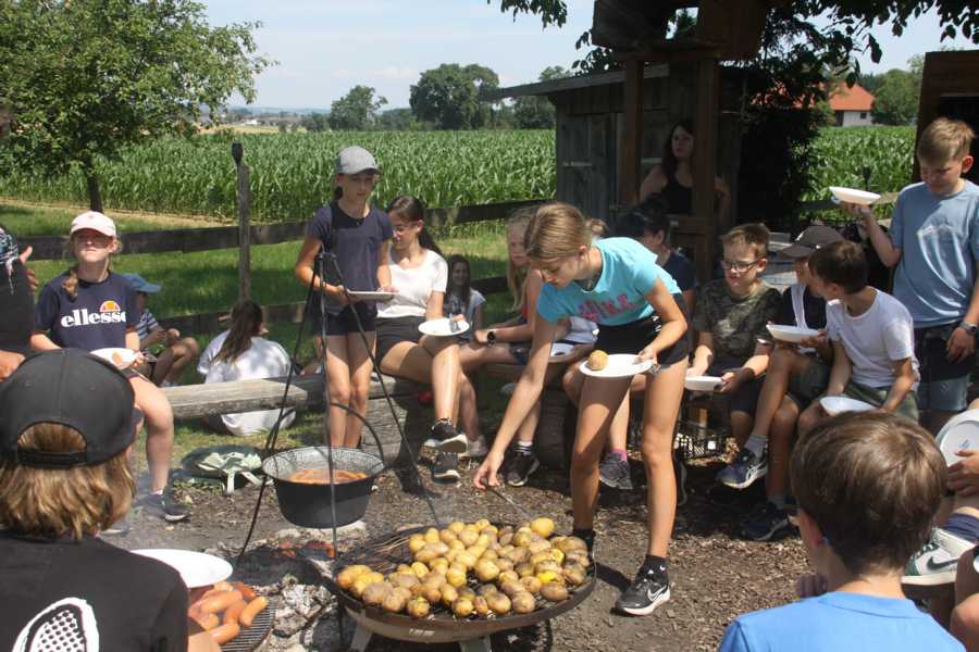 #FamilienSurvivalCamp, #SurvivalMitKindern, #OutdoorAbenteuer, #FamilienAbenteuer, #ZurückZurNatur, #LagerfeuerLiebe, #NaturErleben, Survival Training, #AbenteuerFürKinder, #WildnisCamp, #GemeinsamDraußen, #LebenInDerNatur, #DigitalDetox, #AbenteuerZeit, #KinderErlebenNatur